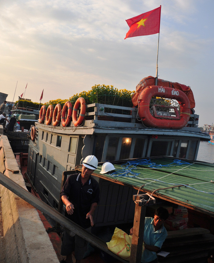 Tàu chở hàng chở ra Lý Sơn. Ảnh: T.Trực