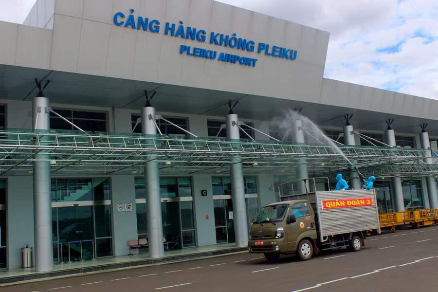  Xe tiêu tẩy Sanifet phun khử khuẩn mặt trước Sân bay Pleiku. Ảnh: Nguyễn Anh Sơn