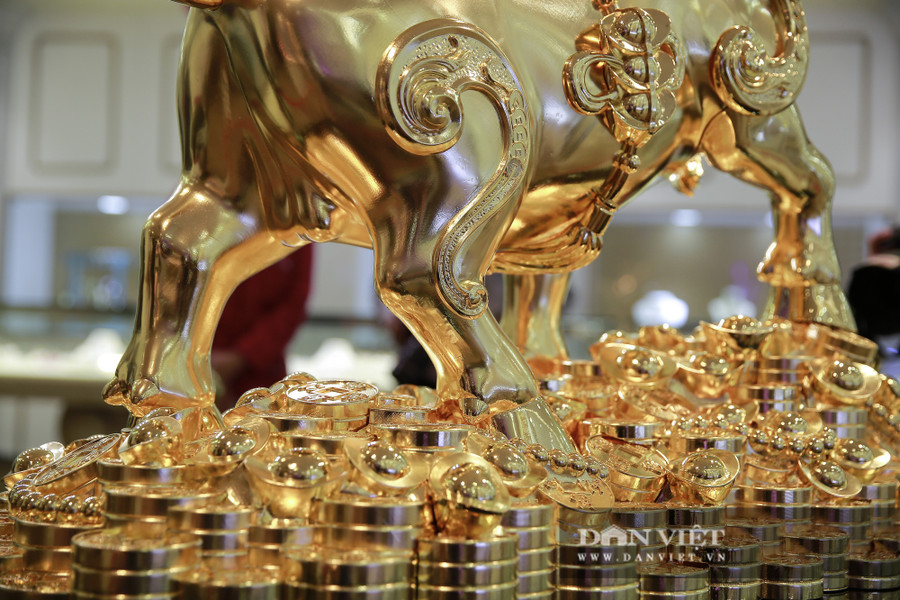 Để chế tác hoàn thiện, các thợ kim hoàn bậc thầy đã phải miệt mài lao động trong hàng nghìn giờ Để chế tác hoàn thiện, các thợ kim hoàn bậc thầy đã phải miệt mài lao động trong hàng nghìn giờ