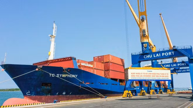 Container ô tô và linh kiện phụ tùng ô tô chuẩn bị được xuất khẩu sang Thái Lan, Myanmar, Nhật Bản và Hàn Quốc