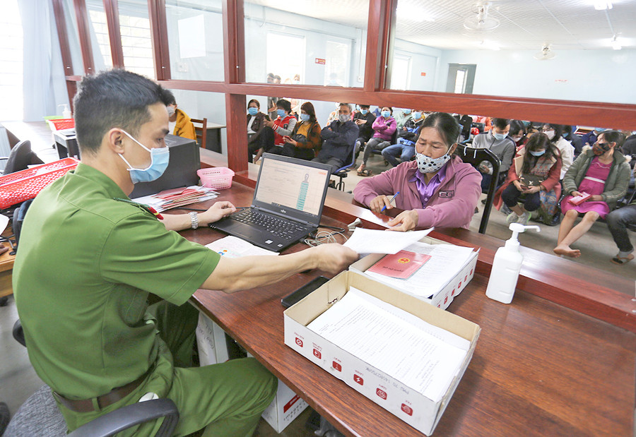 Mỗi ngày có hàng trăm trường hợp đến làm thủ tục cấp CCCD gắn chíp điện tử tại Phòng Cảnh sát quản lý hành chính về Trật tự xã hội (Công an tỉnh). Ảnh: Văn Ngọc