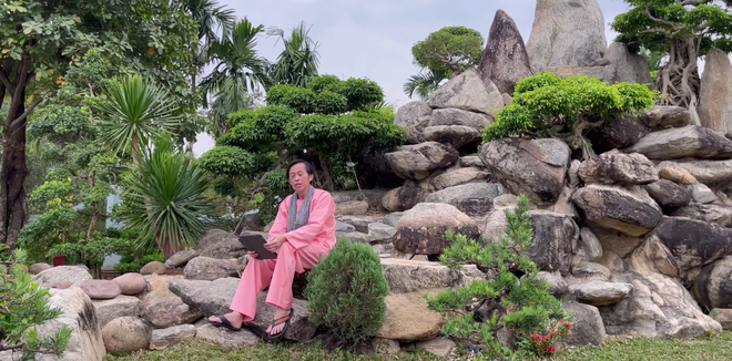 Danh hài diện trang phục giản dị.