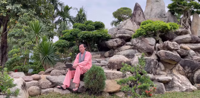 Danh hài diện trang phục giản dị.