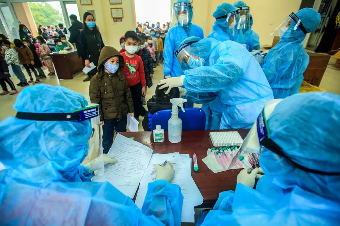 Lấy mẫu bệnh nhân Covid-19 trong đợt dịch lần này không có triệu chứng- Ảnh: Ngô Nhung