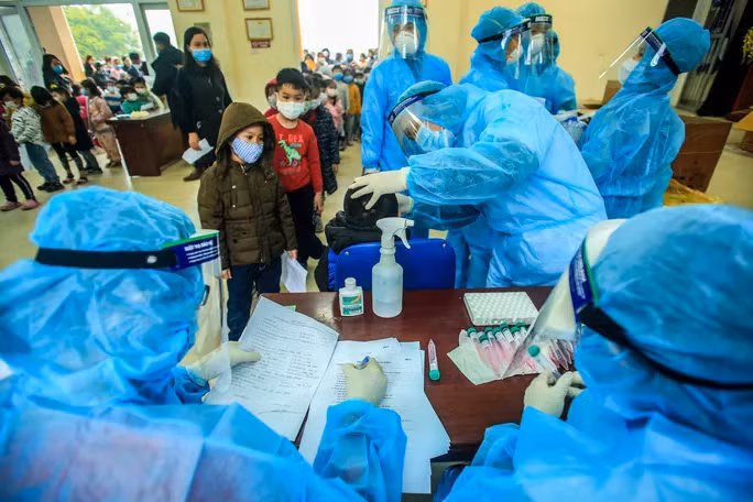 Lấy mẫu bệnh nhân Covid-19 trong đợt dịch lần này không có triệu chứng- Ảnh: Ngô Nhung