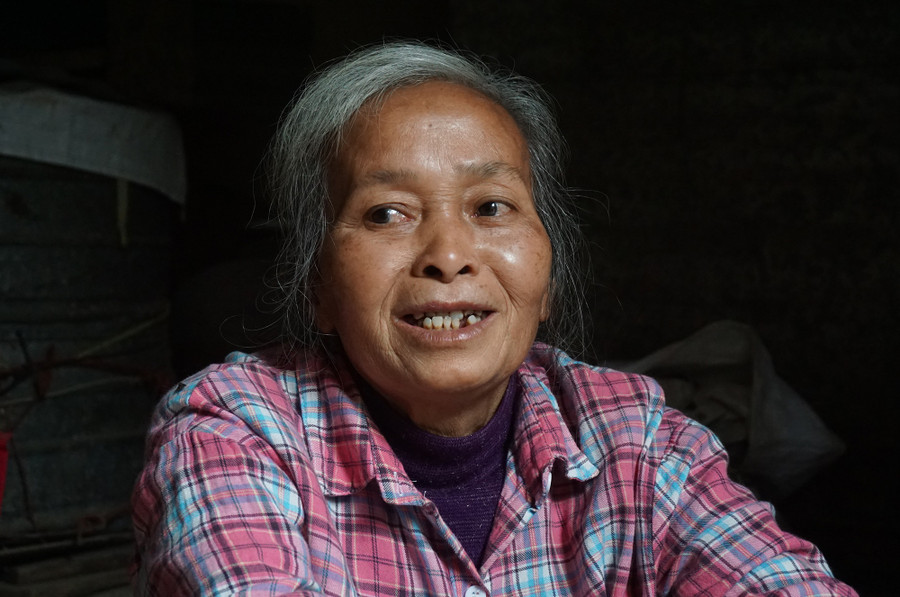 Bà Nguyễn Thị Vinh kể về những ngày tháng nuôi con vất vả, thiếu thốn.  Bà Nguyễn Thị Vinh kể về những ngày tháng nuôi con vất vả, thiếu thốn.