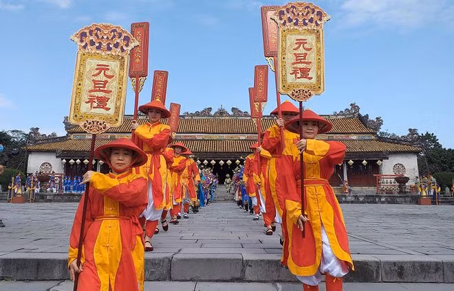 'Binh lính, quần thần' tham dự lễ Nguyên đán được tái hiện.