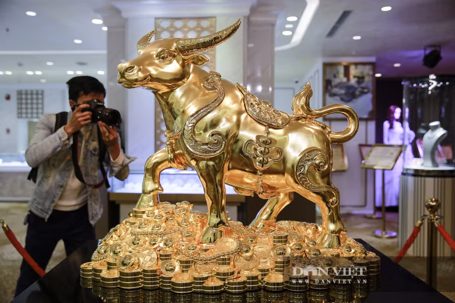 Hiện sản phẩm Kim Ngưu Vương Bảo đang thu hút sự chú ý của người dân và giới truyền thông trong ngày vía Thần Tài. Hiện sản phẩm Kim Ngưu Vương Bảo đang thu hút sự chú ý của người dân và giới truyền thông trong ngày vía Thần Tài.