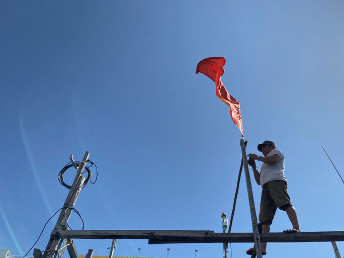 Đối với ngư dân Lê Văn Chiến, ra Hoàng Sa vừa là để mưu sinh và cũng là để bảo vệ chủ quyền của Tổ quốc Đối với ngư dân Lê Văn Chiến, ra Hoàng Sa vừa là để mưu sinh và cũng là để bảo vệ chủ quyền của Tổ quốc