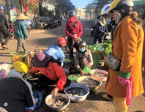 Thực phẩm tươi sống như cá, tôm cũng được người mua ưa chuộng phiên chợ đầu năm. Ảnh. Đinh Yến