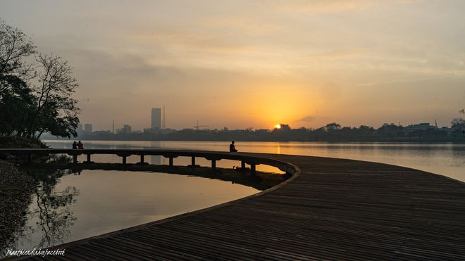 Người dân đến đây tham quan, ngắm cảnh. ẢNH: PHAN THIÊN ĐỊNH