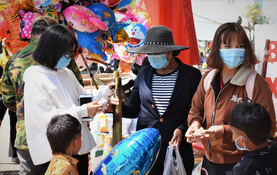 Du khách thích thú mua cơm lam thưởng thức. Ảnh: Trần Dung Du khách thích thu mua cơm lam thưởng thức. Ảnh Trần Dung