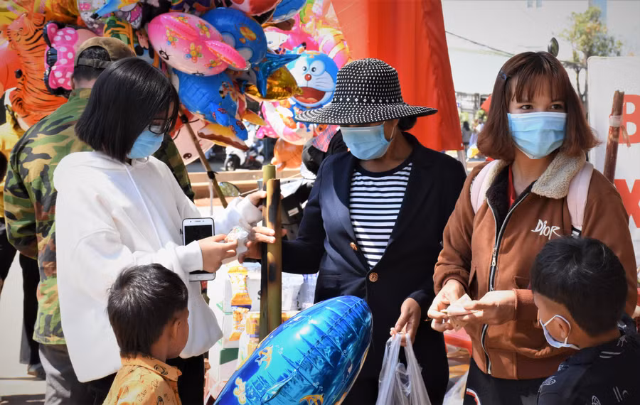 Du khách thích thu mua cơm lam thưởng thức. Ảnh Trần Dung