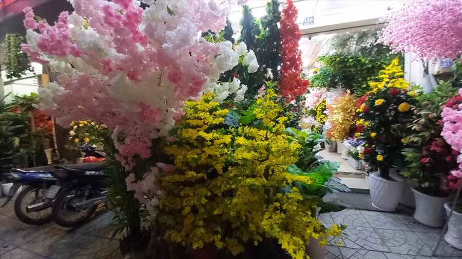 Cửa hàng hoa giả của bà Tuyết với đầy đủ chủng loại, trong đó có những hoa được nhập từ nước ngoài. Ảnh: Huân Cao