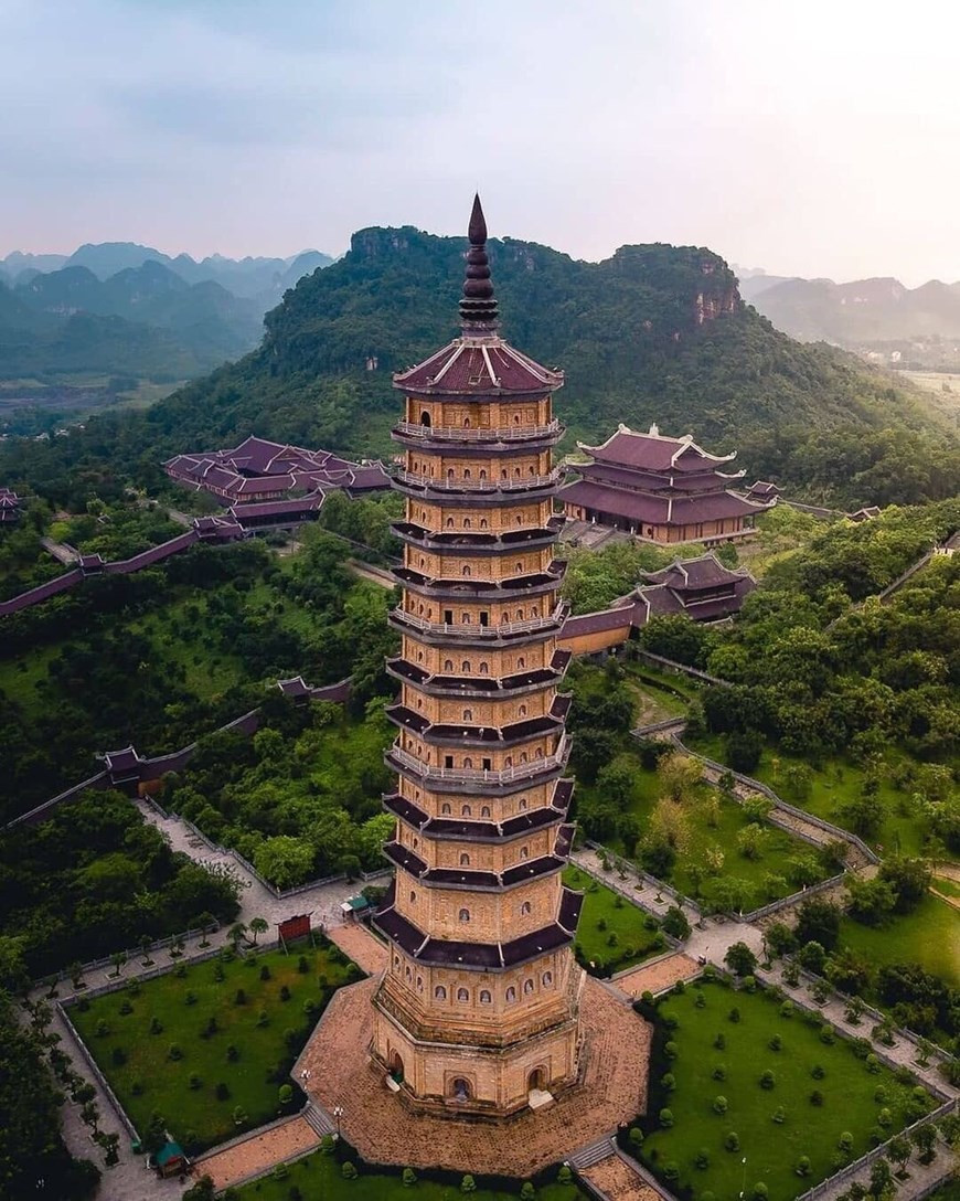 Đặc biệt nơi đây có rất nhiều những bức tượng Phật, tượng La Hán... được điêu khắc một cách tỉ mỉ, công phu cũng trở thành điểm thu hút sự quan tâm của du khách đến với Ninh Bình. (Ảnh: CTV/Vietnam+)