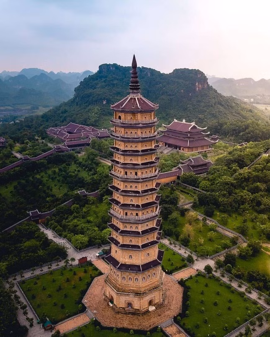 Đặc biệt nơi đây có rất nhiều những bức tượng Phật, tượng La Hán... được điêu khắc một cách tỉ mỉ, công phu cũng trở thành điểm thu hút sự quan tâm của du khách đến với Ninh Bình. (Ảnh: CTV/Vietnam+)