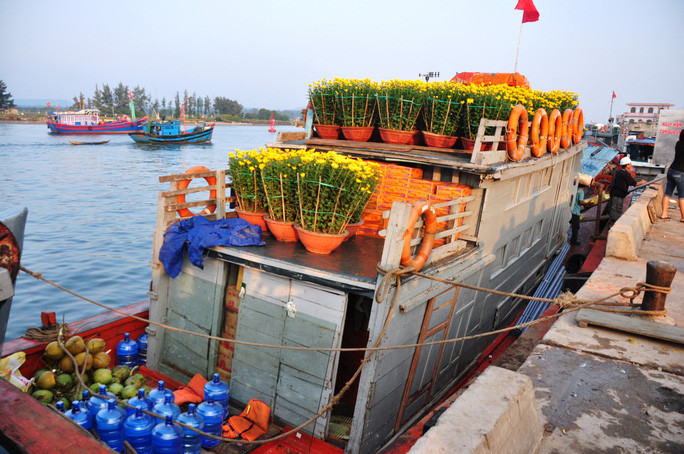  Mỗi ngày giáp Tết, lượng hàng hóa ra Lý Sơn khoảng 200 tấn/ngày. Ảnh: T.Trực