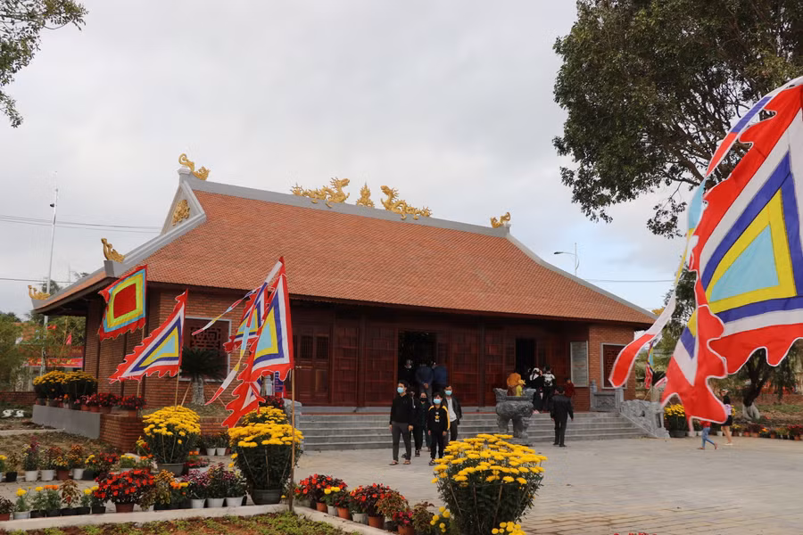 2.Người dân du xuân tại Khu di tích lịch sử-văn hóa Tây Sơn Thượng (thị xã An Khê). Ảnh Ngọc Minh