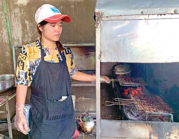 Hàng bún chả đỗ đâu là thơm nức ở đó. Ảnh: Hà Duy