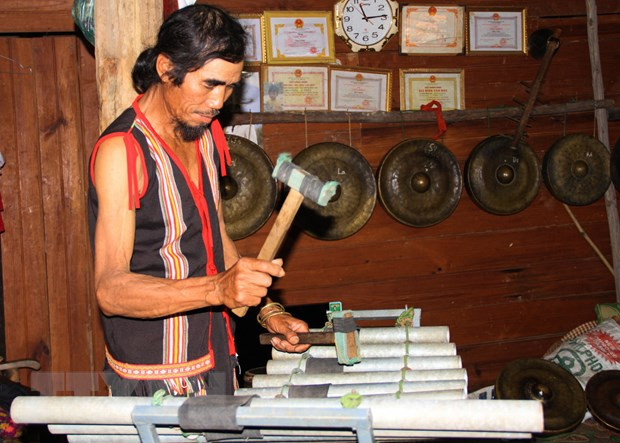 Ông A Thui biểu diễn chiếc đàn T’rưng sắt do chính ông chế tác. (Ảnh: Khoa Chương/TTXVN) Ông A Thui biểu diễn chiếc đàn T’rưng sắt do chính ông chế tác. (Ảnh: Khoa Chương/TTXVN)