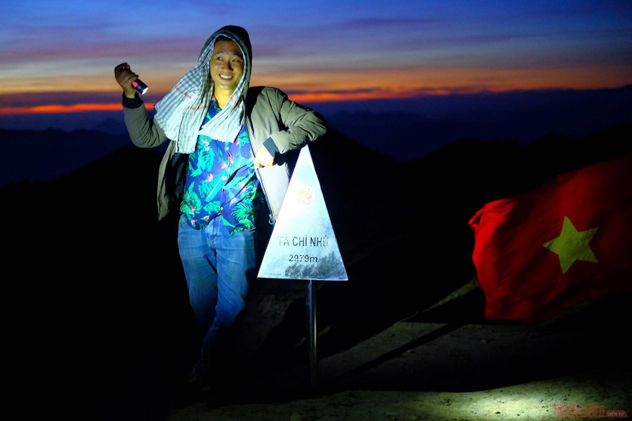  Khoảnh khắc ý nghĩa nhất của chuyến đi chính là giây phút chạm vào cột mốc đánh dấu độ cao 2.979m của Tà Chì Nhù, bạn đã là người chinh phục được ngọn núi cao thứ bảy Việt Nam.