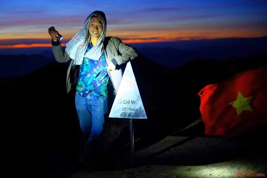  Khoảnh khắc ý nghĩa nhất của chuyến đi chính là giây phút chạm vào cột mốc đánh dấu độ cao 2.979m của Tà Chì Nhù, bạn đã là người chinh phục được ngọn núi cao thứ bảy Việt Nam.