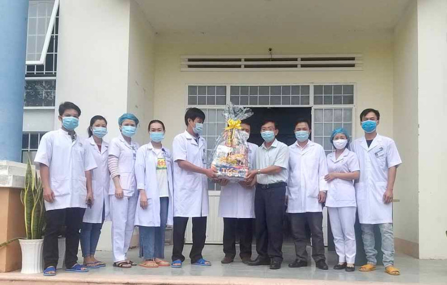 Bác sĩ Nguyễn Đình Tuấn-Phó Giám đốc Sở Y tế Gia Lai thăm tặng quà cán bộ, nhân viên y tế Trung tâm Y tế huyện Ia Pa trong dịp Tết. Ảnh: Như Nguyện