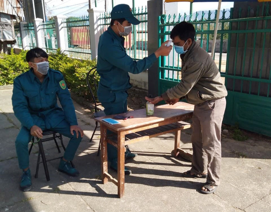 Rửa tay sát khuẩn và đo thân nhiệt cho nhân dân trước khi vào các cơ quan, đơn vị. (ảnh 5)