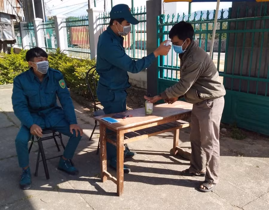 Rửa tay sát khuẩn và đo thân nhiệt cho nhân dân trước khi vào các cơ quan, đơn vị. (ảnh 5)