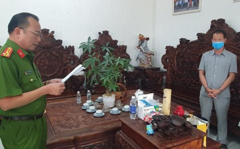 Nguyễn Chu Sâm nghe đọc lệnh bắt tạm giam - Ảnh: Một thế giới Nguyễn Chu Sâm nghe đọc lệnh bắt tạm giam - Ảnh: Một thế giới