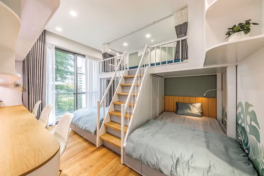 Phòng ngủ còn lại dành cho 3 con. Với giải pháp giường tầng liên hoàn, không gian được kiến tạo hợp lý và tiết kiệm diện tích. Các con đang tuổi lớn nên thiết kế đón trước những sở thích và tâm lý, không làm theo lối quá trẻ con và lạm dụng sắc màu.
