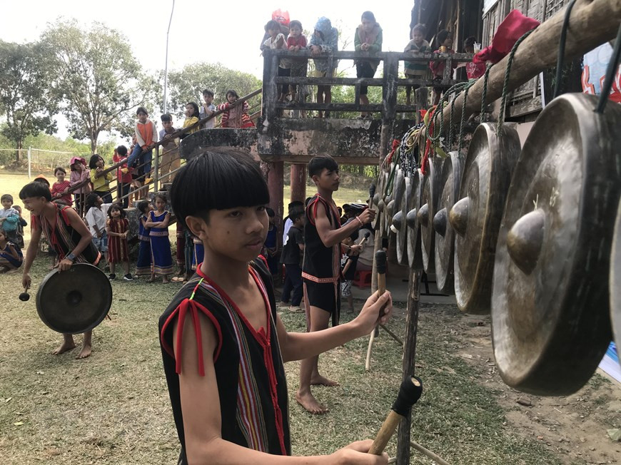 Các em nhỏ trong bộ trang phục thổ cẩm chơi cồng chiêng tại Lễ hội. (Ảnh: Khoa Chương/TTXVN)