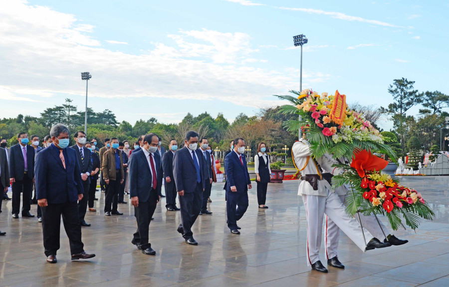9-2 Các đồng chí đại diện Tỉnh ủy, HĐND, UBND, Ủy ban MTTQ Việt Nam tỉnh dâng hoa trước tượng đài Bác Hồ-ảnh Phương Linh