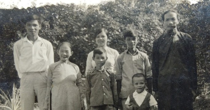 Gia đình tôi khoảng năm 1967, chị đứng vịn vai tôi (thứ 3 từ trái sang) Gia đình tôi khoảng năm 1967, chị đứng vịn vai tôi (thứ 3 từ trái sang)