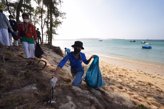 Ngoài việc tham gia nghệ thuật, người đẹp sinh năm 1992 cũng có những hoạt động cộng đồng đầy ý nghĩa - Ảnh: NVCC