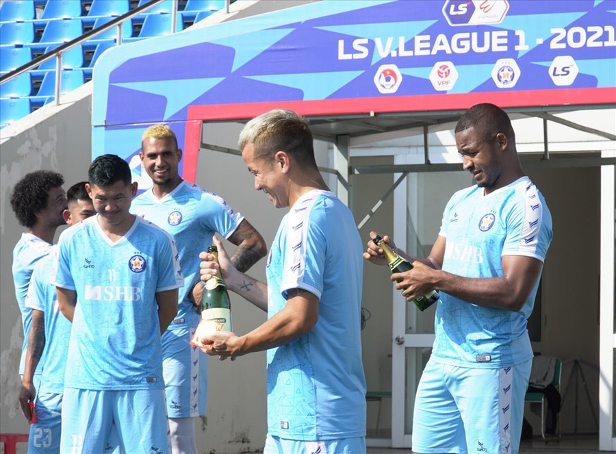 Các cầu thủ mở sâm panh chào Xuân. Ảnh: ĐNFC