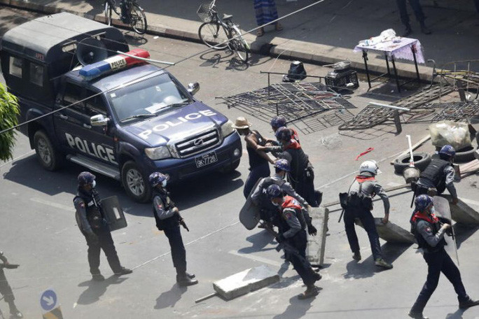 Cảnh sát bắt giữ người biểu tình hôm 27-2. Ảnh: EPA-EFE