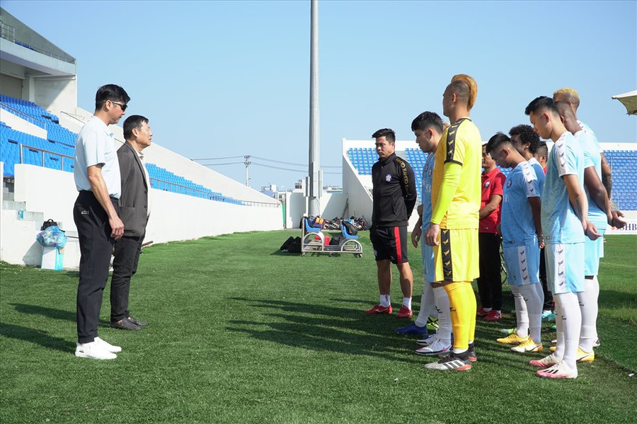Huấn luyện viên Lê Huỳnh Đức và các cầu thủ tập trung. Ảnh: ĐNFC