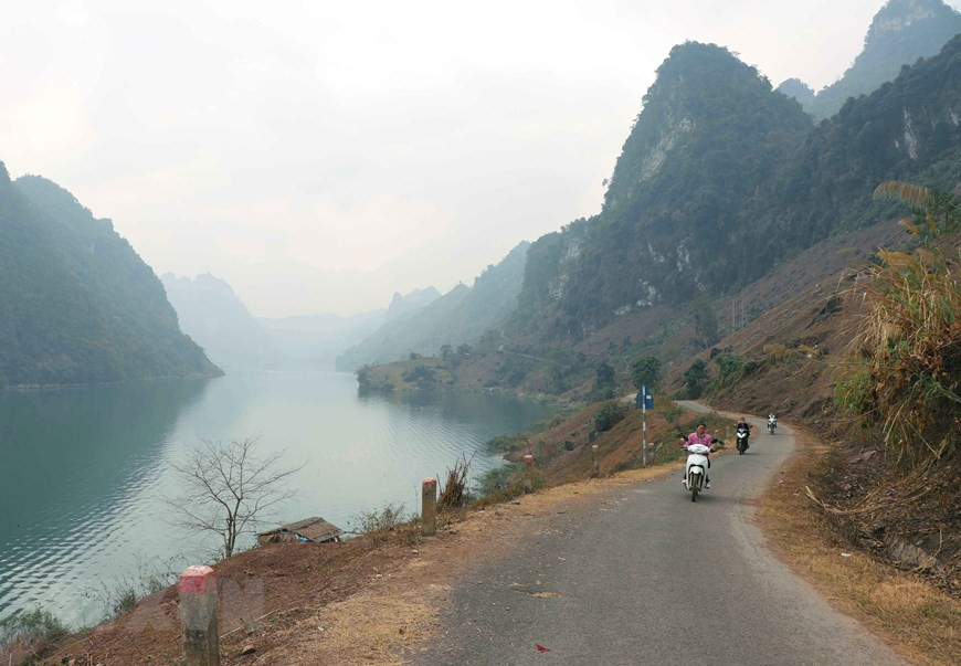 Cung đường Huổi Só-Huổi Lóng dài hàng chục km chạy dọc, men theo sông Đà. (Ảnh: Xuân Tiến/TTXVN) Cung đường Huổi Só-Huổi Lóng dài hàng chục km chạy dọc, men theo sông Đà. (Ảnh: Xuân Tiến/TTXVN)