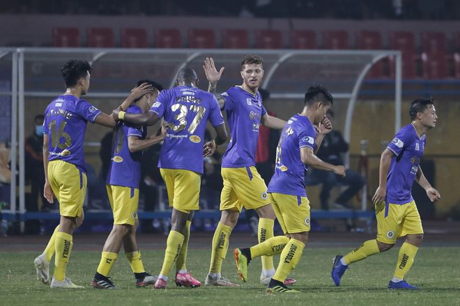 Các ngoại binh Hà Nội có thêm thời gian hòa nhập với đồng đội mới. Ảnh: MINH TÚ