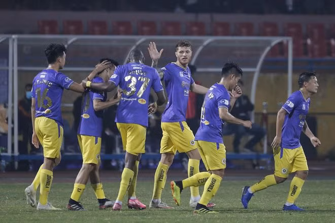 Các ngoại binh Hà Nội có thêm thời gian hòa nhập với đồng đội mới. Ảnh: MINH TÚ