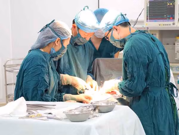 Ê kíp bác sĩ Bệnh viện Quân y 15 thực hiện ca mổ hở. Ảnh: Đinh Yến