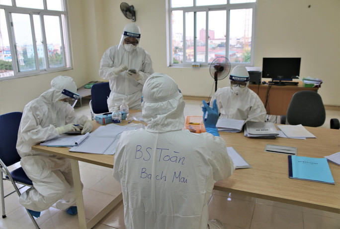 Đội ngũ các thầy thuốc giỏi nhất cả nước trong đó có cả lãnh đạo Bộ Y tế và đội ngũ bác sĩ, giáo sư từ các bệnh viện đầu ngành luôn hỗ trợ hết mình cho điểm nóng Hải Dương. Ảnh: ANH VĂN