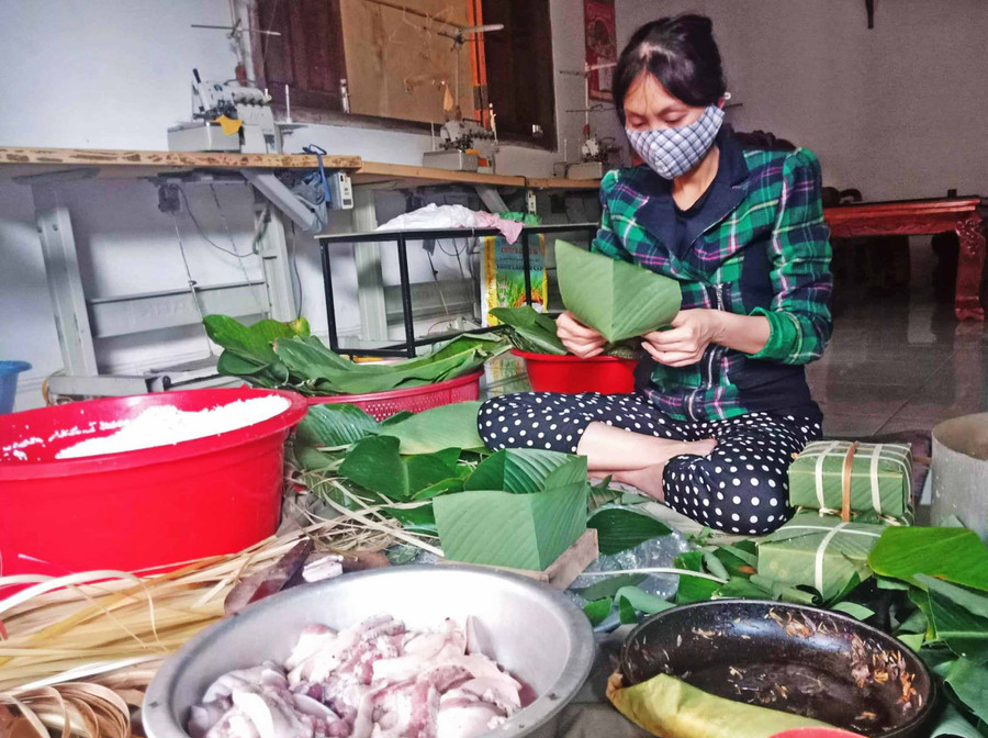 tranh thủ những lúc khỏe, bà Sang phụ cô con dâu dọn dẹp nhà cửa đón Tết