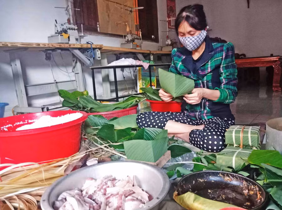 tranh thủ những lúc khỏe, bà Sang phụ cô con dâu dọn dẹp nhà cửa đón Tết