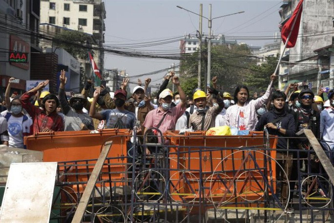 Người biểu tình dựng rào chắn để chặn đường cảnh sát. Ảnh: EPA-EFE