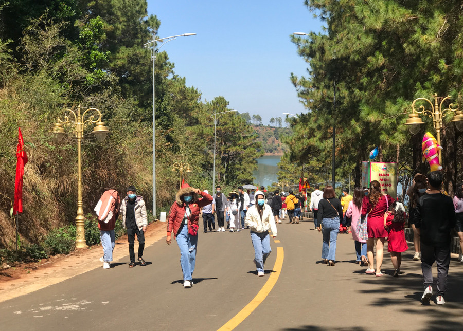 1. Du khách vãn cảnh tại di tích thắng cảnh Biển Hồ-Trần Dung