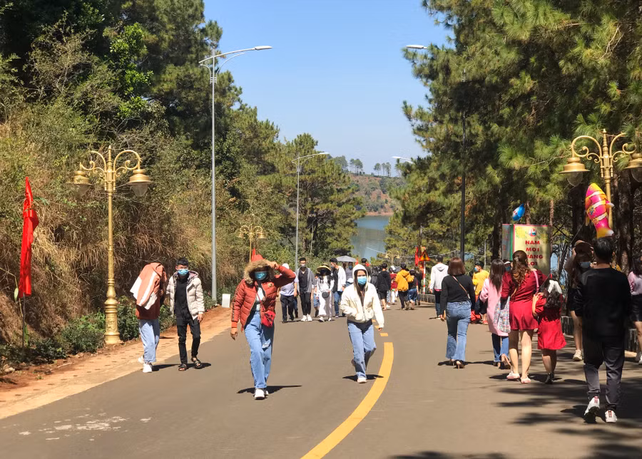 1. Du khách vãn cảnh tại di tích thắng cảnh Biển Hồ-Trần Dung