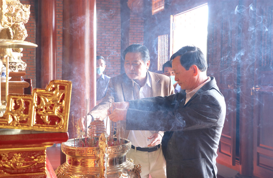 Đồng chí Dương Văn Trang-Ủy viên Ban Chấp hành Trung ương Đảng, nguyên Bí thư Tỉnh ủy Gia Lai, Bí thư Tỉnh ủy Kon Tum Dương Văn Trang dâng hương, dâng hoa các vị anh hùng và tướng sĩ nhà Tây Sơn. Ảnh: Ngọc Minh.