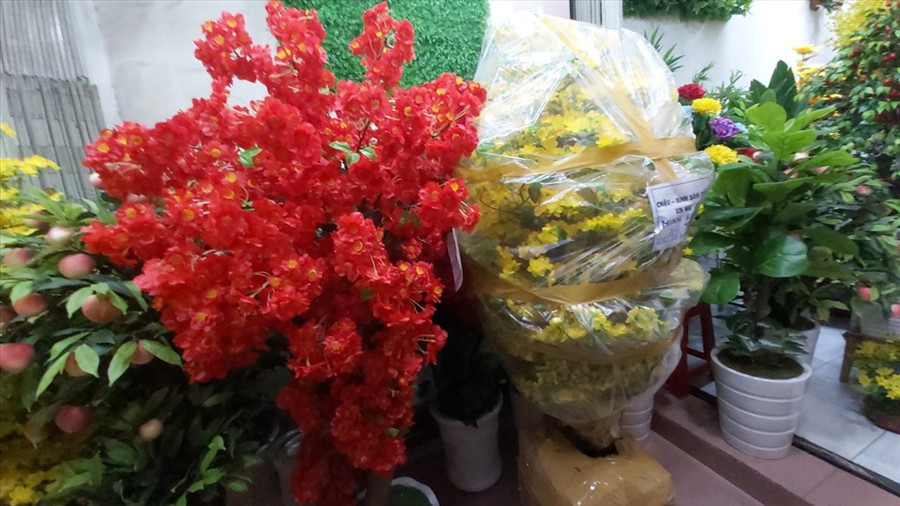 Chơi hoa giả cũng là một nghệ thuật và phải biết cách bài trí để phù hợp với phong thủy. Ảnh: Huân Cao